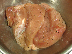 胸肉に調味料をまぶす