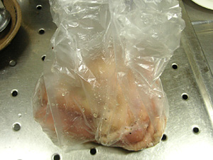 肉をビニール袋へ入れる