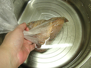 ビニール袋ごと水に沈めて空気を抜く